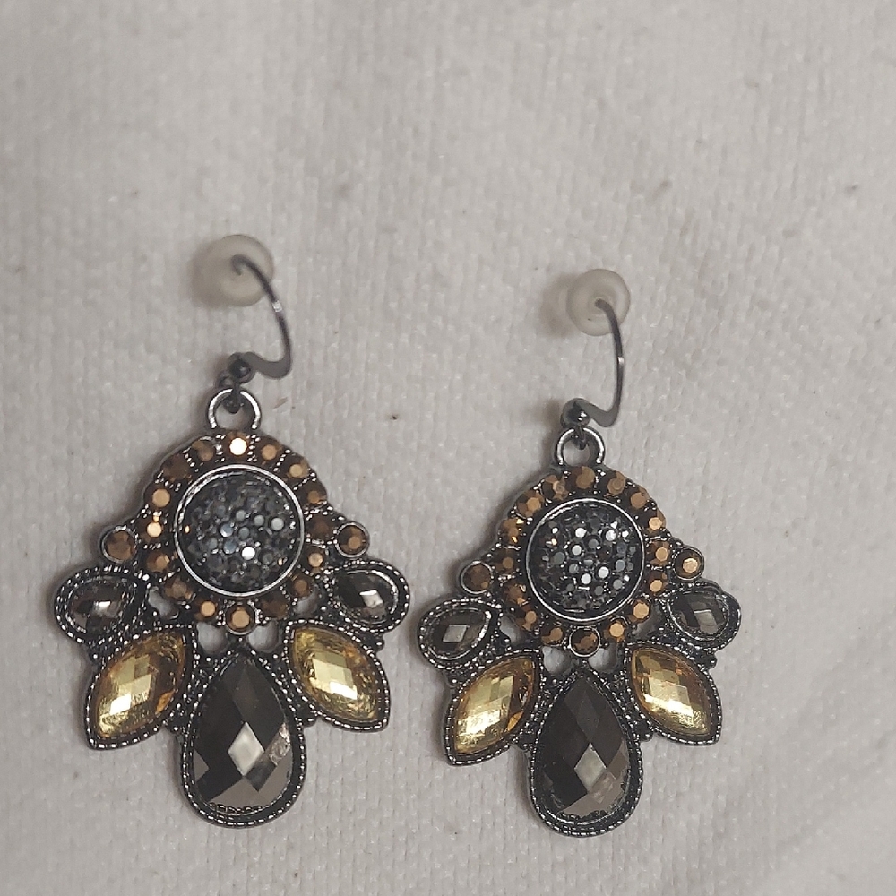 Elegant Black and Gold Dangle Earrings